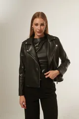 Campera negra de cuero sintético, estilo biker con cierre cruzado, cuello con solapas y detalles de tachas plateadas.