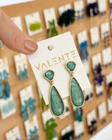 Aros colgantes con piedras facetadas color verde agua y engarce dorado.