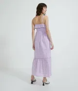 Vestido largo lila con tirantes finos, escote cuadrado, volantes en el busto y falda con textura de agujeros.