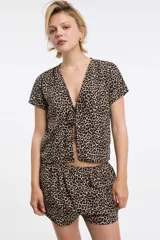 Top de pijama con estampado de leopardo, escote en V y nudo frontal.