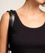 Musculosa negra de rib de algodón, con escote redondo.
