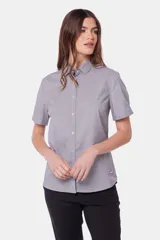 Camisa entallada de manga corta con rayas verticales celestes y blancas.