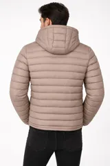 Campera acolchada negra con capucha, cierre frontal y bolsillos laterales. Presenta un diseño de costuras horizontales que crean un efecto puffer.