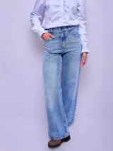 Pantalón de jean marrón de corte ancho, tiro alto y pierna recta.