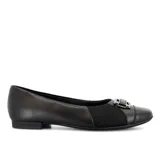 Zapato bajo color marrón, de cuero, con puntera redondeada y detalle de hebilla dorada.