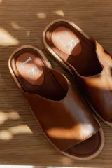 Sandalias marrones de cuero con suela track.