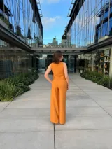 Conjunto de pantalón y blusa color mostaza.
