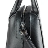 Cartera negra pequeña de símil cuero, con acceso por cierre, correa regulable y asas fijas. Tiene un bolsillo interno con cierre y otro abierto.