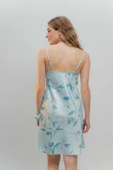 Camisón corto de seda estampada con breteles finos.