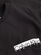 Remera negra de algodón con cuello redondo y logotipo de Calvin Klein New York estampado en el pecho.