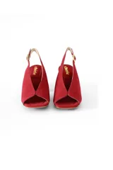 Zapato de cuero nobuck color rojo con detalles dorados, taco cuadrado de 7 cm y tira trasera con hebilla.