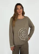Sweater azul con diseño de flor en el frente y detalles de volados en puños y ruedo.