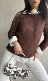 Sweater color chocolate de hilo calado en los hombros y mangas.