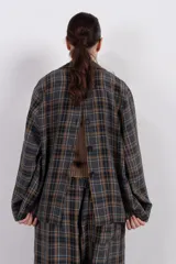 Blazer de corte relajado con estampa tartán, diseño cruzado y hombros caídos.