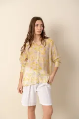 Camisa estampada con flores amarillas y lilas, de corte recto y mangas largas.