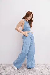 Top de denim azul con breteles anchos y cintura con elástico fruncido.