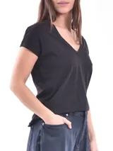Remera negra de algodón con cuello en V y mangas cortas.