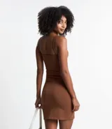 Vestido corto color rosado, de escote recto, con breteles finos y confeccionado en algodón con elastano.