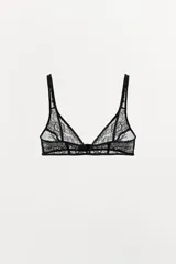 Bralette triangular de encaje negro, con escote pico y tirantes anchos ajustables. Cierre en espalda con ganchos metálicos.
