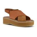 Sandalias marrones con plataforma, tiras anchas cruzadas y ajuste con hebilla al tobillo.