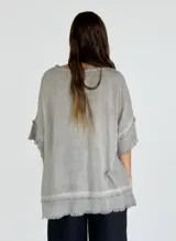Blusa gris de lino con escote en V y mangas cortas con volados.