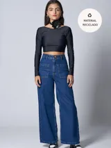 Top negro de escote redondo y espalda baja, confeccionado con tejido elástico regenerado a partir de desechos de nylon reciclados.