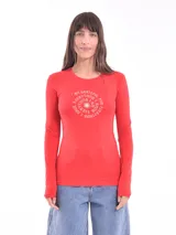 Remera de manga larga color rojo con estampado circular en el frente con la frase "I am grateful for everything I know, everything I have".