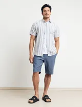 Bermuda verde de corte recto.