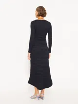 Pollera larga negra de punto fantasía con cintura elastizada y silueta fluida.