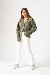 Camisa verde militar plisada con escote en V y tres botones.