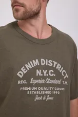 Camiseta verde militar de manga corta y cuello redondo, con estampado frontal en color blanco con tipografía estilo vintage con la leyenda "Denim District N.Y.C. Reg. Superior Standard T.M. Premium Quality Goods Established 1990 Jack & Jones".