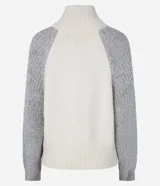Cardigan de punto color crema con diseño trenzado en el frente, cuello alto, cierre abotonado y mangas largas grises.