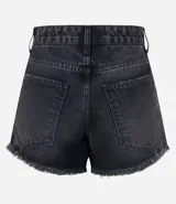 Short de jeans de mujer, modelo slim fit, color celeste claro con efecto desgastado y terminación deshilachada en el ruedo. Presenta tiro alto, trabillas para cinturón y cierre frontal tradicional.