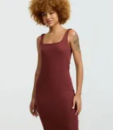 Vestido midi color borgoña, confeccionado en tejido de punto rib, con escote cuadrado y breteles anchos.