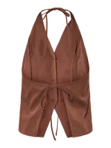 Chaleco marrón con escote halter y cuello en V. Presenta tres botones frontales y un corte ajustado con terminación en pico en el ruedo inferior.