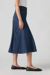 Falda midi de jean azul oscuro, corte evasé y tiro alto.