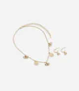 Conjunto de collar corto con cadena palito y colgantes de flores diversas, y caravanas aro con colgante de flor cristal lechoso, con baño light gold.