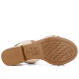 Sandalias negras de cuero con taco bajo y hebilla decorativa.