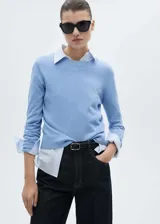 Sweater celeste de punto con cuello redondo y mangas largas.