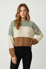 Sweater de tejido grueso, holgado, con cuello redondo y diseño de bloques de color horizontales en verde salvia, beige y marrón caramelo.
