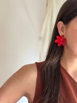 Aros grandes con forma de flor color rojo, pintados a mano y con mostacillas.