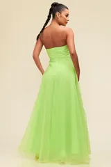 Vestido largo de fiesta color verde lima, confeccionado en organza. Presenta escote corazón, corte a la cintura y falda con abertura lateral.
