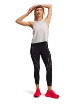 Musculosa deportiva Under Armour Halo Vent para mujer, color gris claro, con cuello redondo y sisas amplias. Diseño con perforaciones laterales para mayor ventilación y logo pequeño en el frente.
