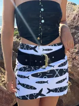 Faja de cuero negra con hebilla dorada y presillas movibles.