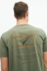 Remera verde militar de manga corta con cuello redondo, corte regular y estampado con texto bordado en relieve en el pecho.
