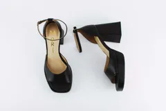 Sandalias de cuero color dorado con plataforma, tacón cuadrado y pulsera al tobillo.