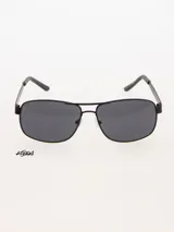 Lentes de sol con diseño moderno y marco negro, ideales para uso diario y ocasiones casuales.