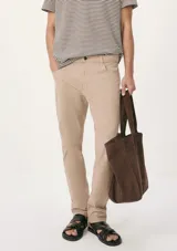 Pantalón negro de corte recto, con tiro medio y bolsillos delanteros y traseros.