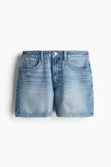 Short de jean celeste de tiro alto, con cinco bolsillos y cierre con botón.