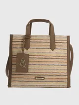 Bolso tipo tote de paja con diseño de ondas horizontales en tonos beige, marrón y blanco. Tiene doble asa corta y correa larga desmontable de color marrón. Incluye un dije colgante con el logo de la marca.